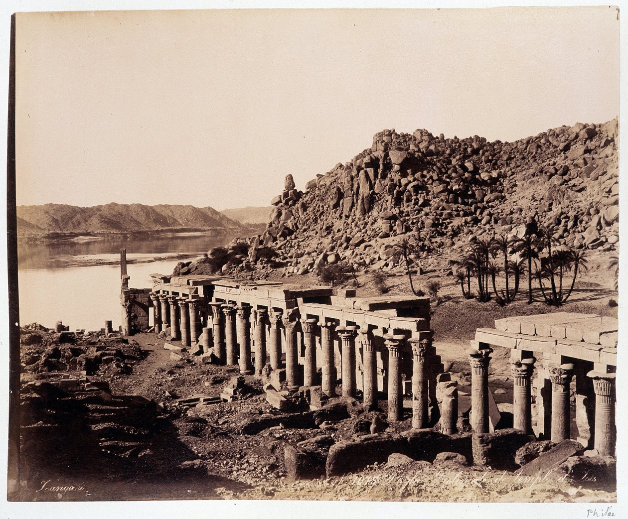 Ruínas do templo de Ísis no Egipto - fotografia dos irmãos Zangali, finais do século XIX de Brothers Zangaki