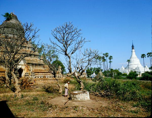 Pagodas perto do rio Irrawaddy (foto) de Burmese School