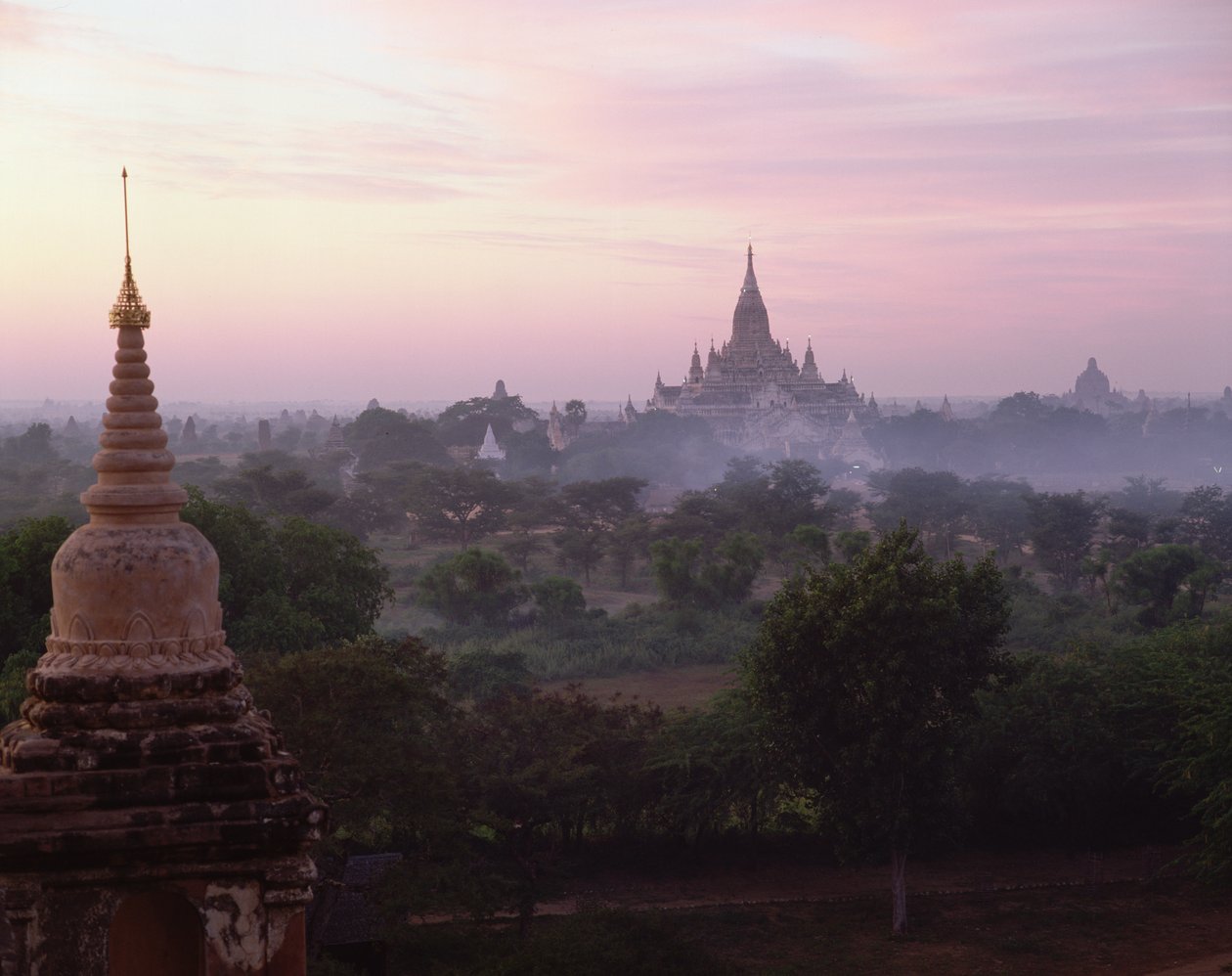 O templo de Ananda ao nascer do sol, construído em 1090 de Burmese School