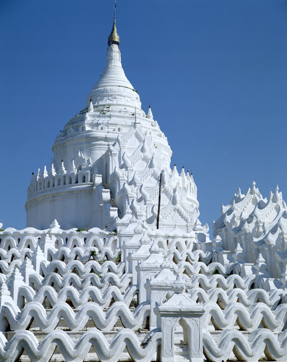 O Hsinbyume Paya, construído em 1816 de Burmese School