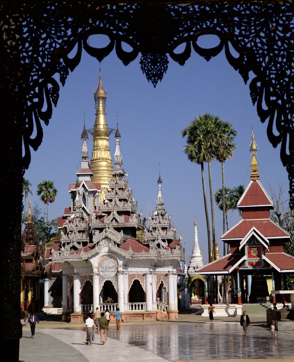 O tazaung do pagode Shwedagon, construído 1453-72 de Burmese School