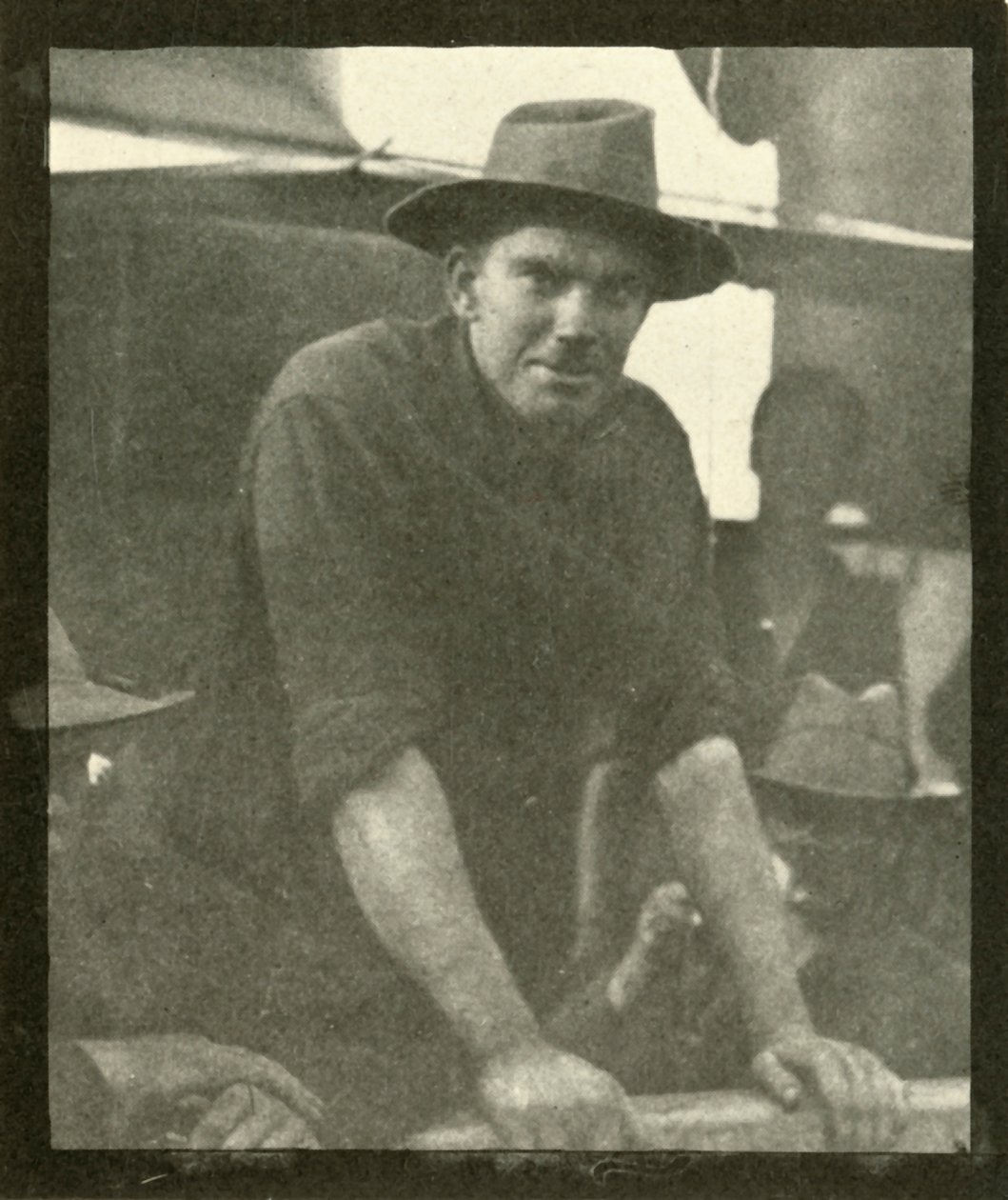 Última fotografia do sargento Hamilton Fish, tirada viva, sexta-feira, 10 de junho de 1898, 1899. de Burr McIntosh