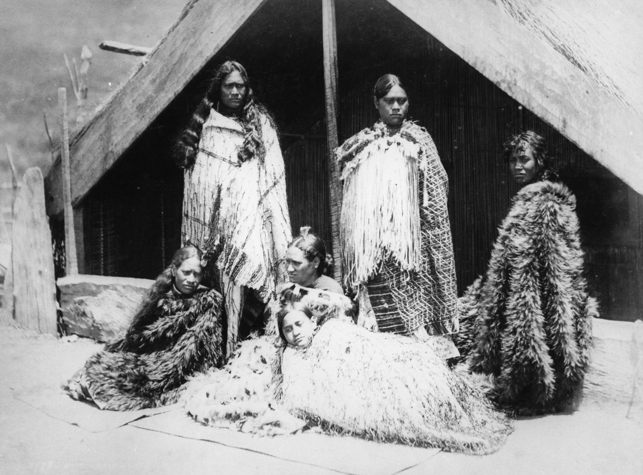 Um grupo de mulheres maori, c.1880s de Burton Brothers Studio