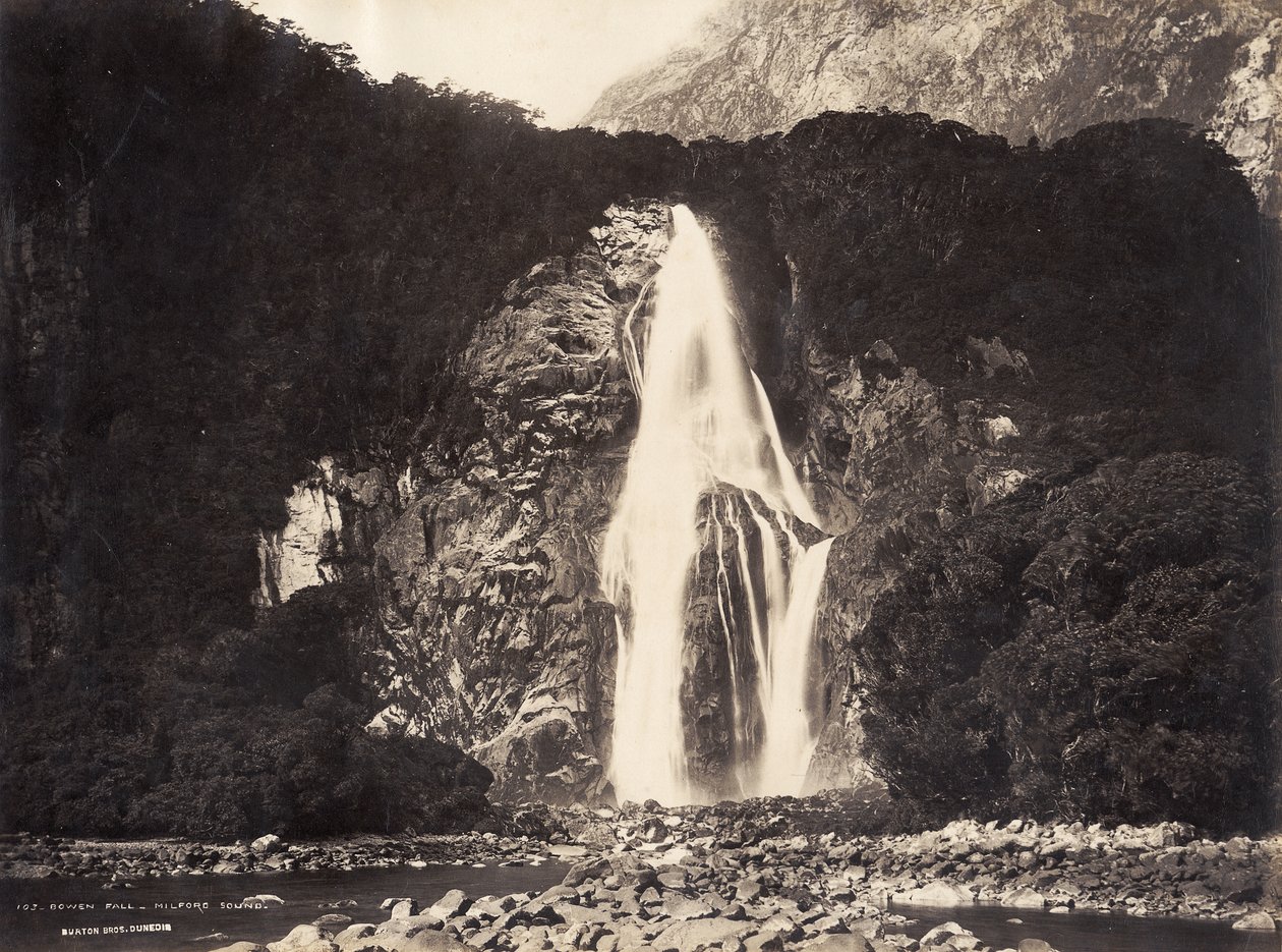 Bowen Fall, Milford Sound, 1889 (impressão de albume) de Burton Brothers Studio