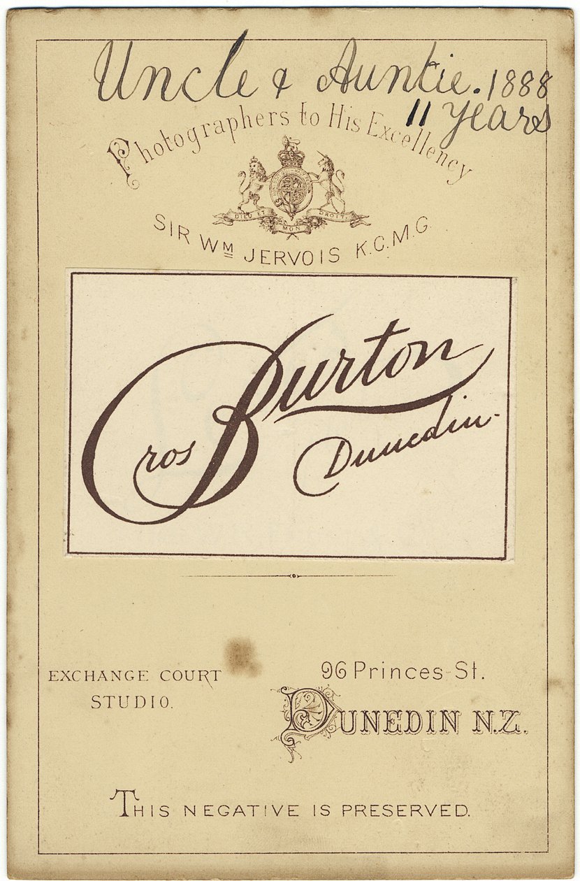 Cartão de Gabinete, 1888 (cartão) de Burton Brothers Studio