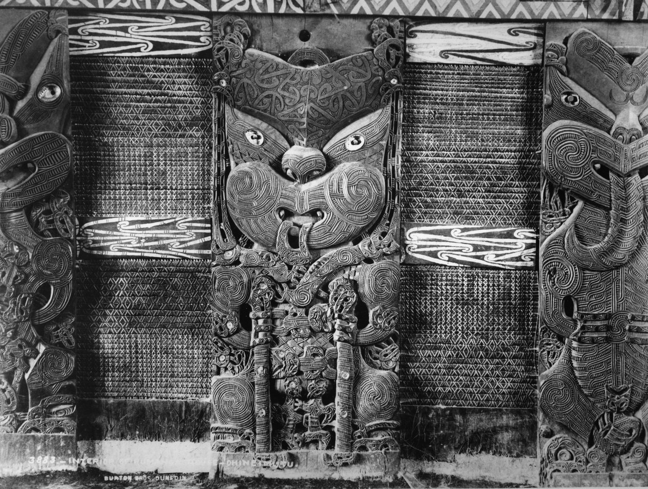 Esculturas e painéis web na casa de reunião Tamatekapua em Ohinemutu, c.1880s de Burton Brothers Studio