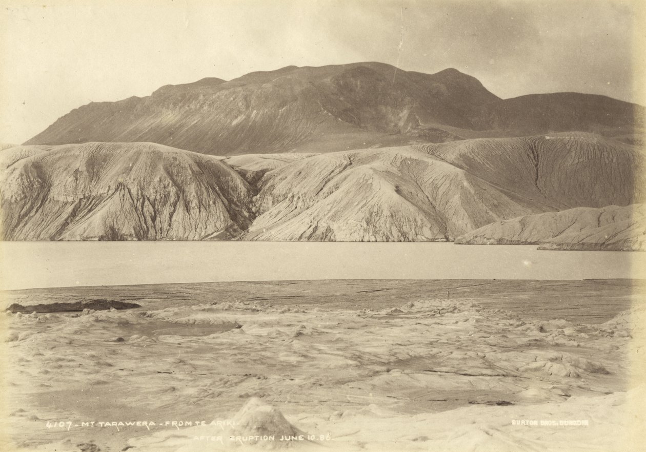 Mt. Tarawera de Te Ariki. Após a erupção Jun 10.86, julho de 1886 (impressão albumen) de Burton Brothers Studio