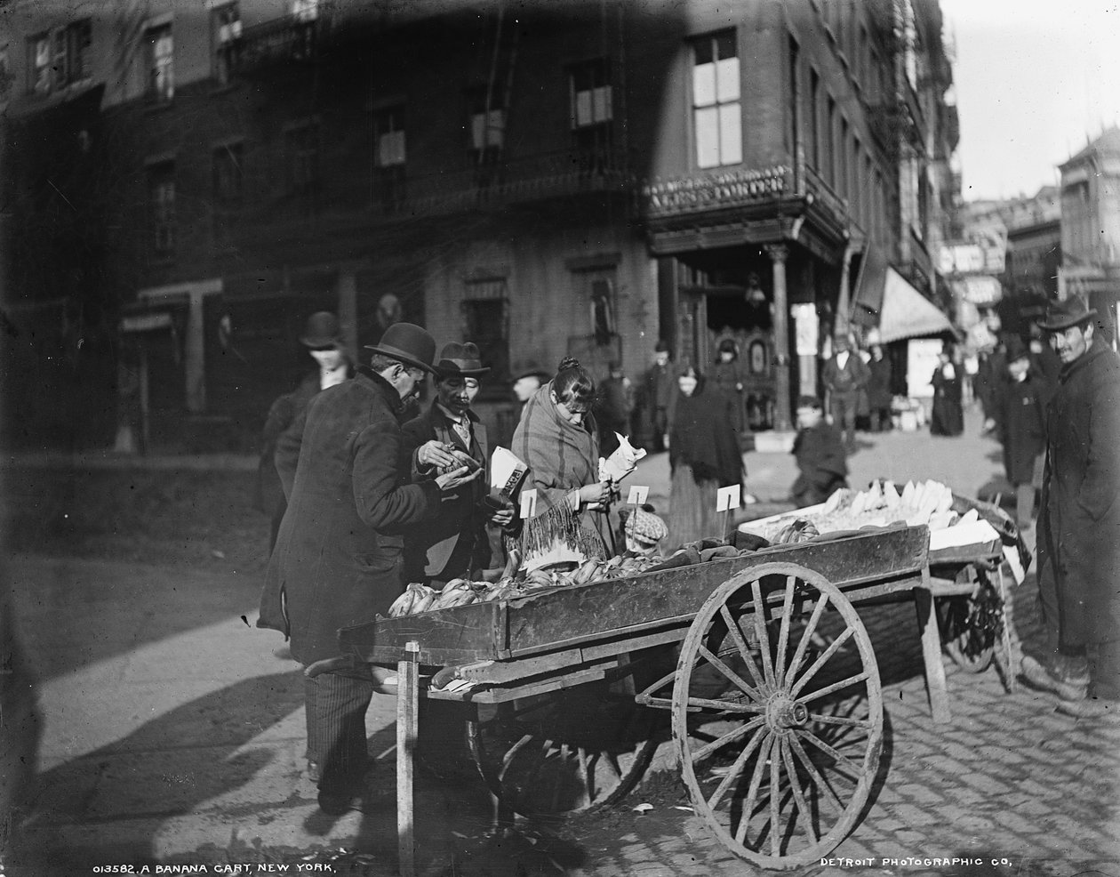 Um carrinho de banana, Nova York, c.1900 de Byron Company