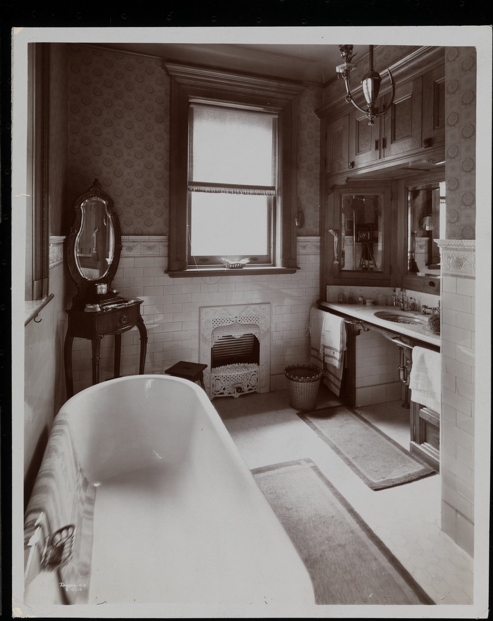 Um banheiro da residência de Edward Brandeis na 16 West 88th Street, Nova York, 1902 (impressão em gelatina de prata) de Byron Company