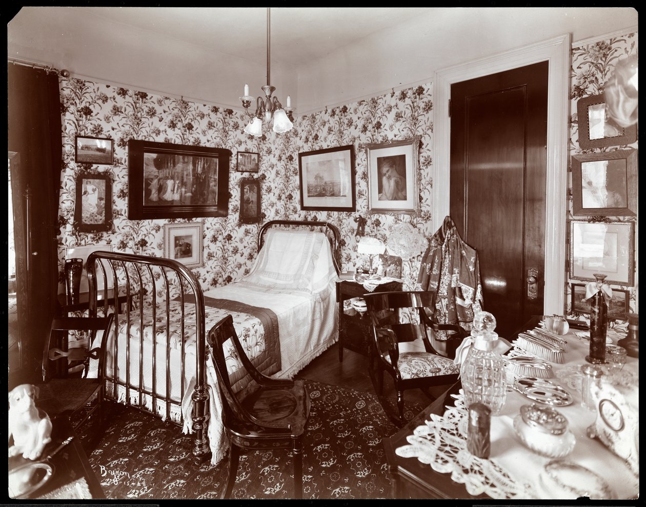 Um quarto na residência da Sra. Leslie Carter, Nova York, 1903 (impressão em gelatina de prata) de Byron Company