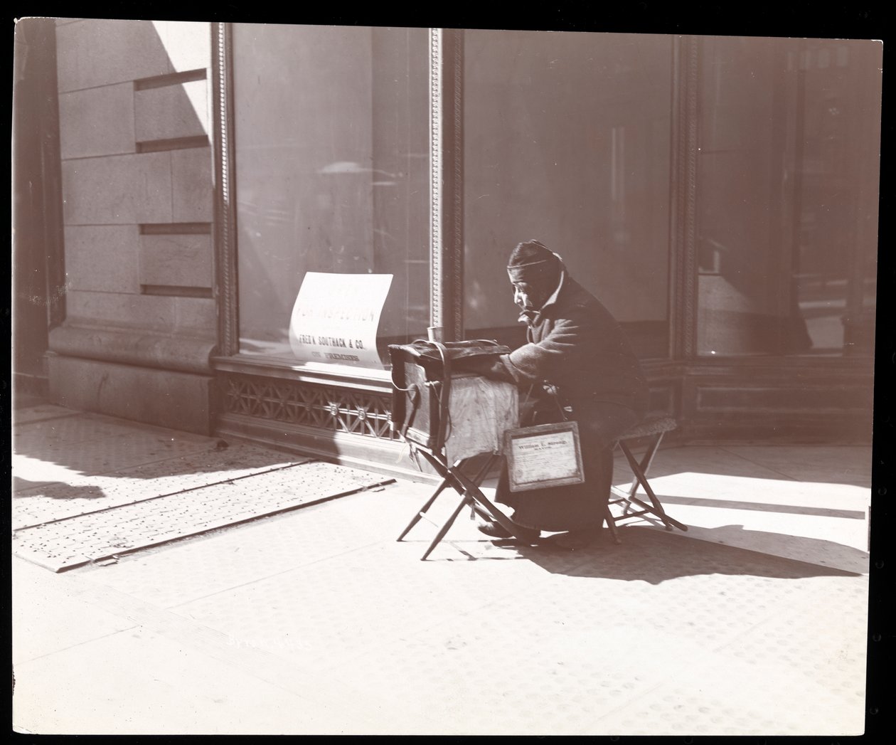 Músico de rua cego, Nova York, 1898 (impressão de gelatina de prata) de Byron Company
