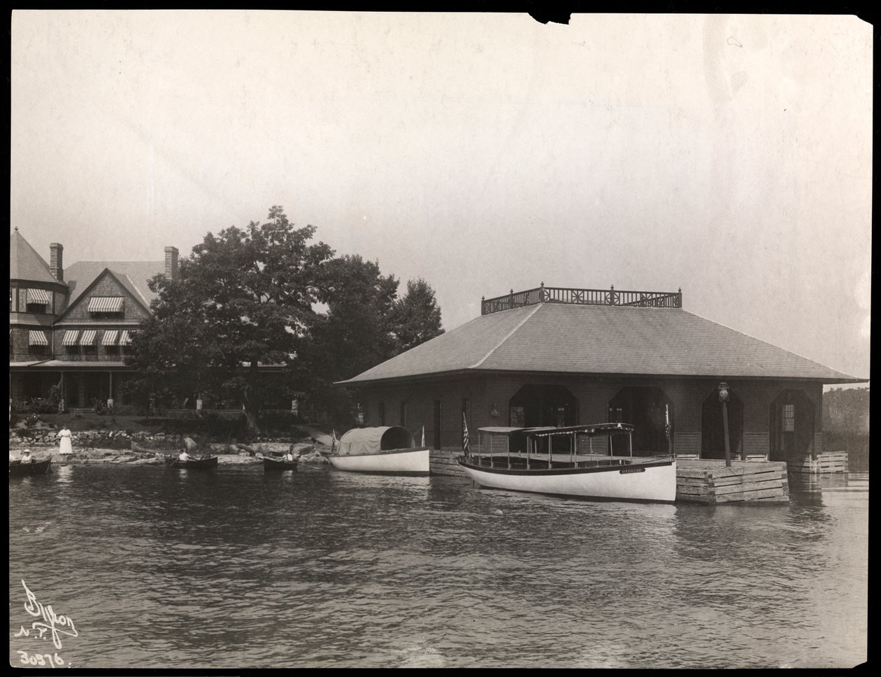Uma doca de barcos na residência de May Irwin nas Mil Ilhas, 1911-12 (impressão em gelatina de prata) de Byron Company