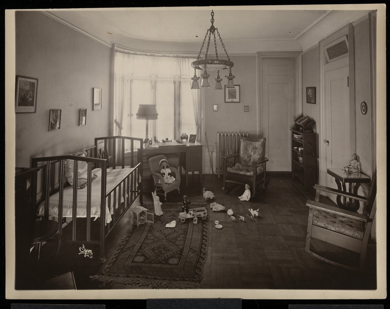 Quarto de uma criança na residência AC Cronin, 1915-16 (impressão de gelatina de prata) de Byron Company