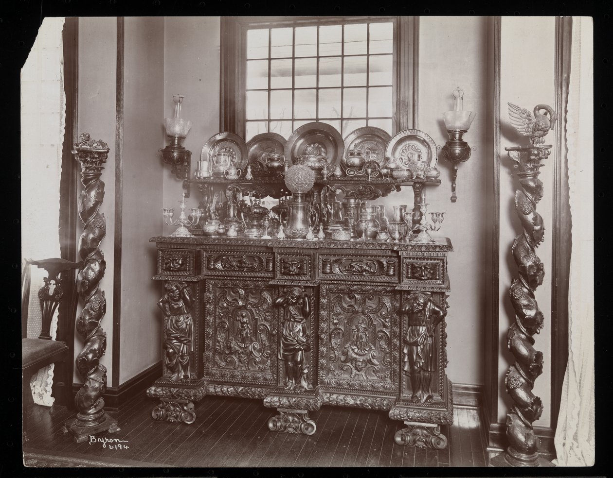 Um aparador desordenado na residência Westmoreland Davis em Tuxedo Park, Nova York, 1899 (impressão em gelatina de prata) de Byron Company