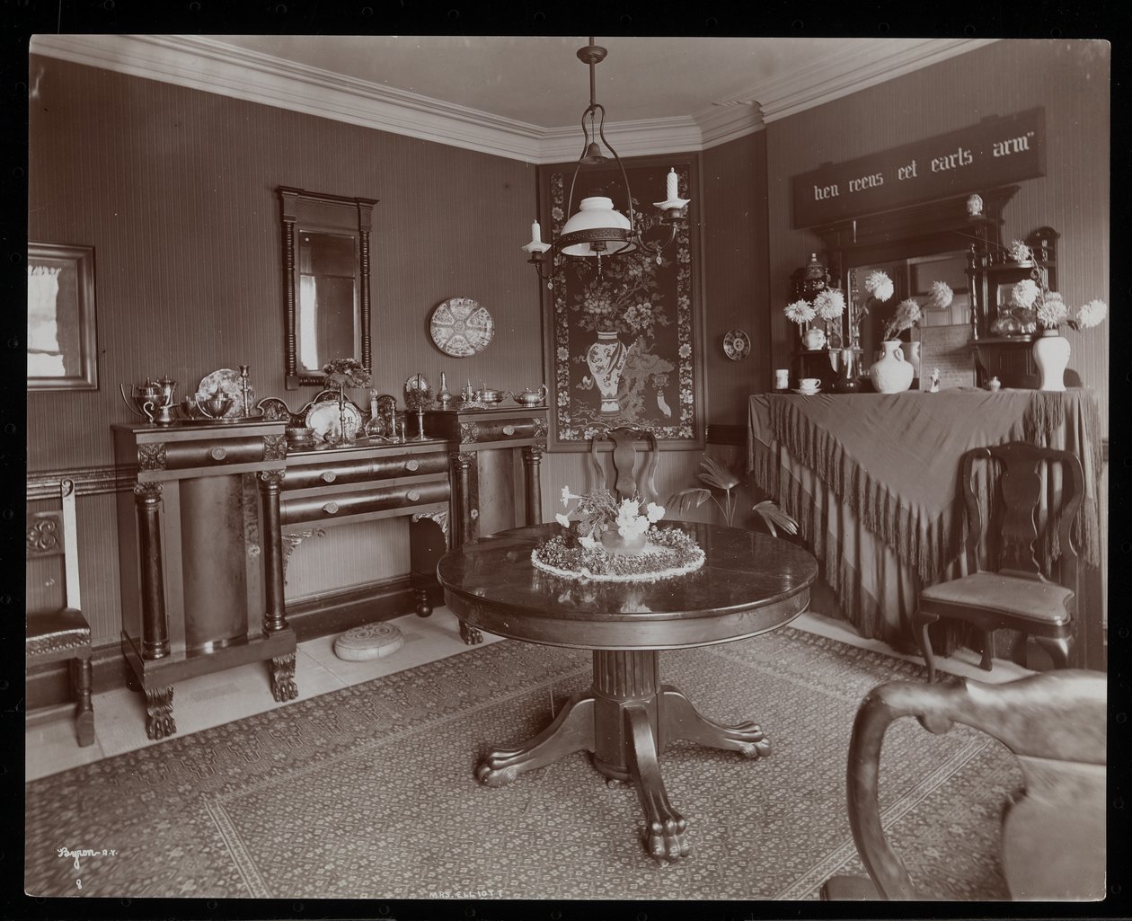 Uma sala de jantar na casa da Sra. Elliott, 1902 (impressão de gelatina de prata) de Byron Company