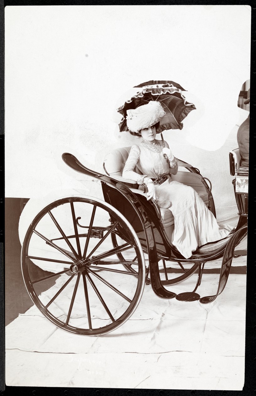 Um modelo de moda sentado em uma carruagem segurando um guarda-sol, 1902 (impressão de gelatina de prata) de Byron Company