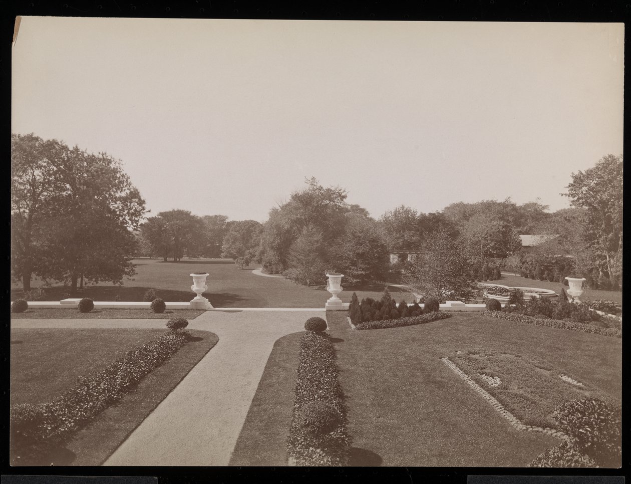 Um jardim formal na residência ED Berwind, Newport, Rhode Island, c.1905 (impressão em gelatina de prata) de Byron Company