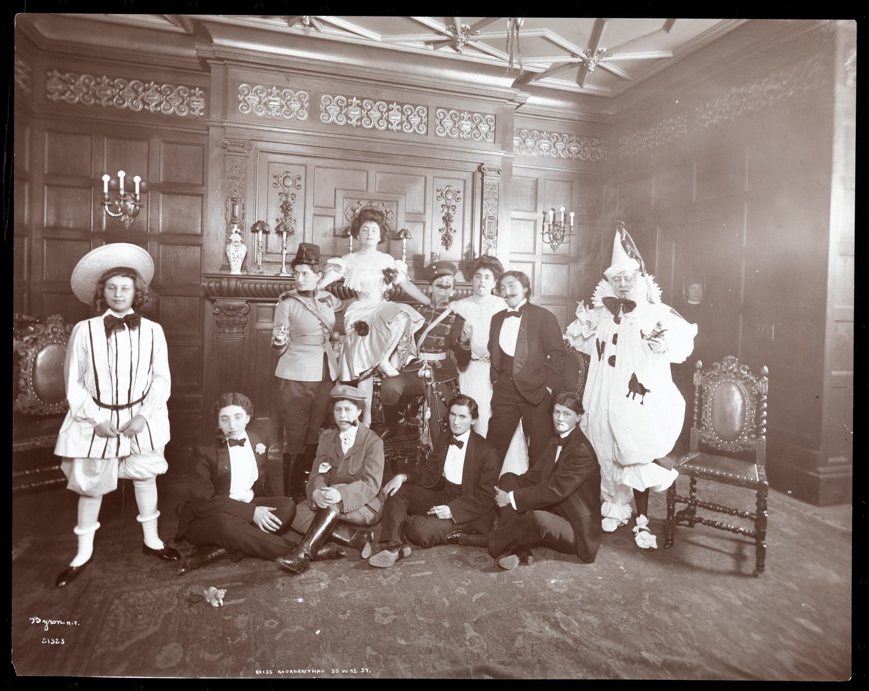 Um grupo fantasiado na casa de Miss Morgenthau, 30 West 72nd Street, Nova York, 1906 (impressão em gelatina de prata) de Byron Company