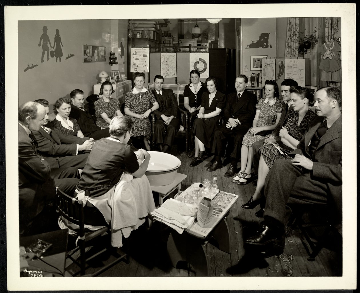 Um grupo de casais em uma aula sobre cuidados infantis prestados no Serviço de Consulta da Maternidade 1359 York Avenue, Nova York, 1941 (impressão em gelatina de prata) de Byron Company