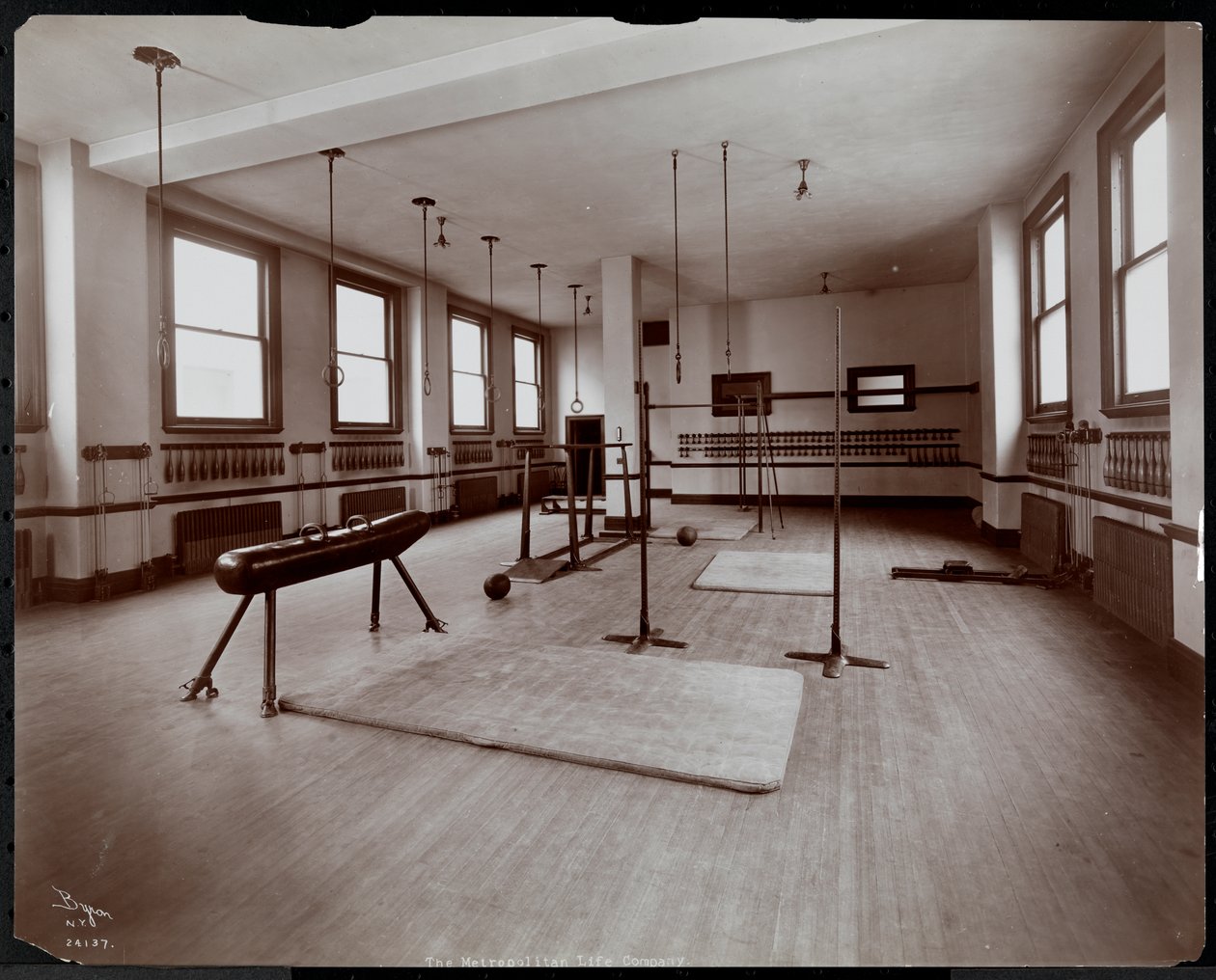 Um ginásio no Metropolitan Life Insurance Co. na 23rd Street e Madison Avenue, Nova York, 1907 (impressão em gelatina de prata) de Byron Company
