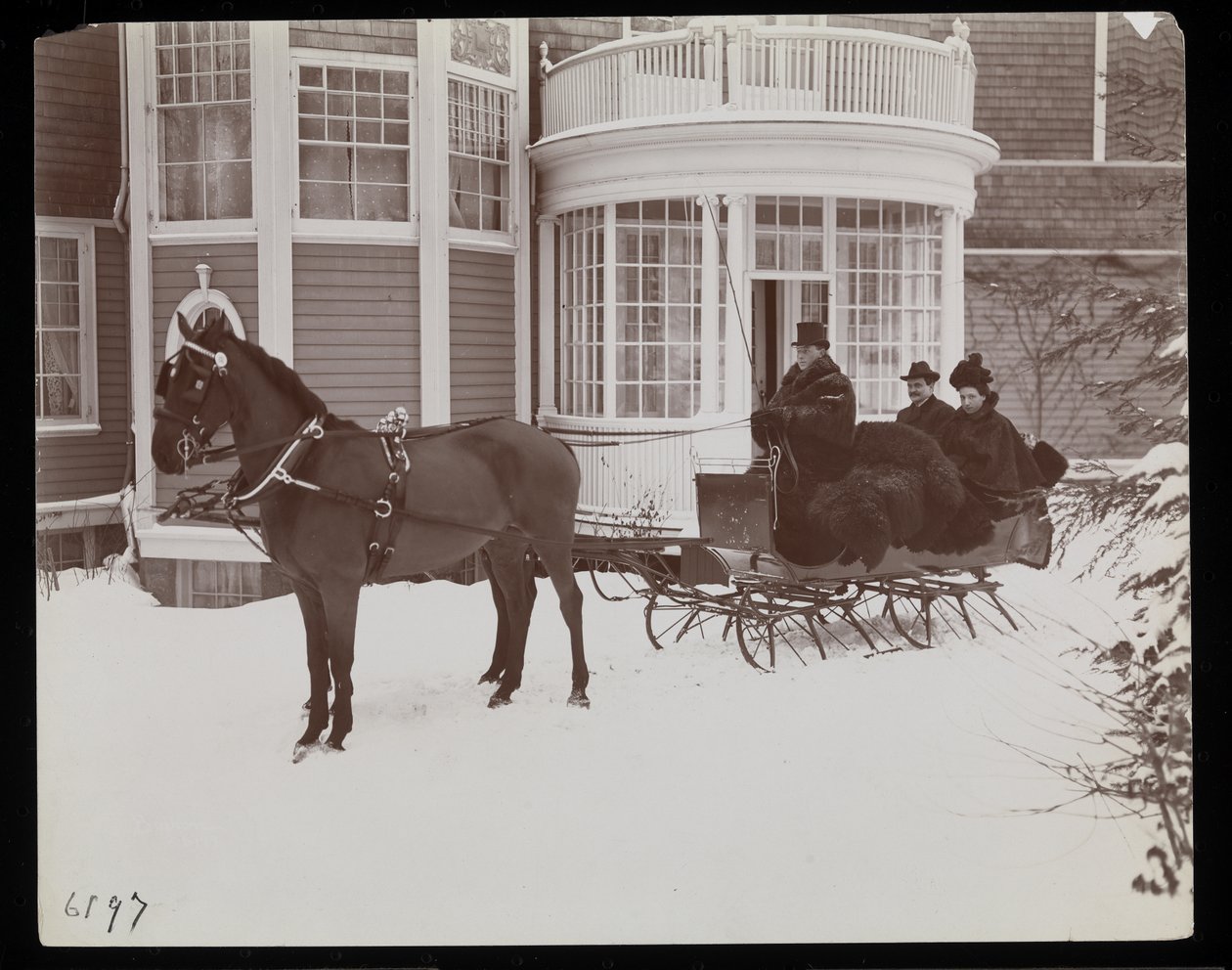 Um trenó puxado por cavalos na frente da residência Westmoreland Davis em Tuxedo Park, Nova York, 1899 (impressão em gelatina de prata) de Byron Company