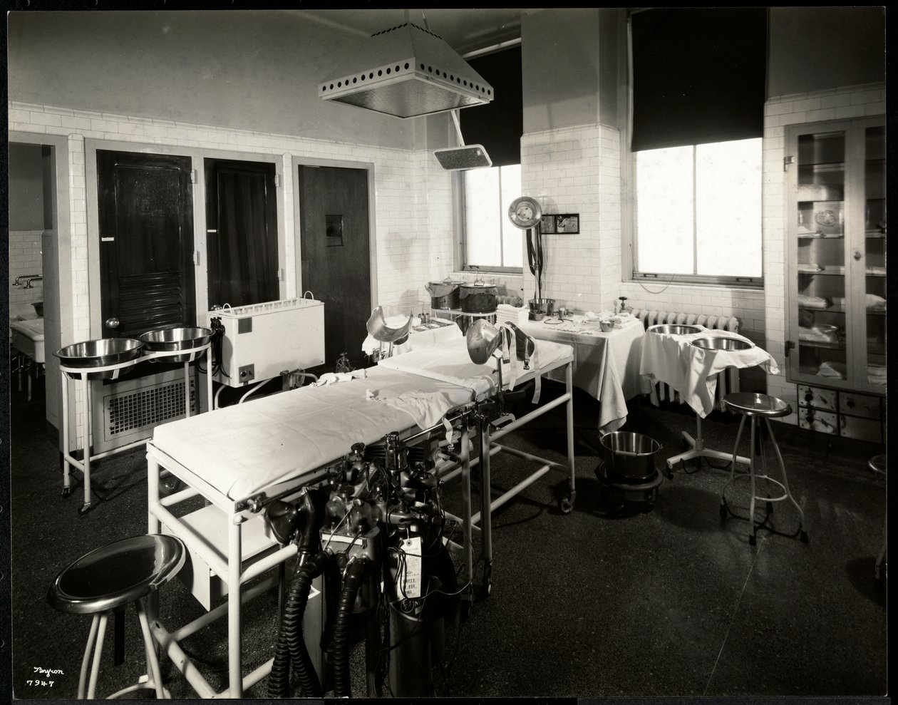 Uma sala de cirurgia ou parto hospitalar, Nova York, 1941 ou 1942 (impressão em gelatina de prata) de Byron Company