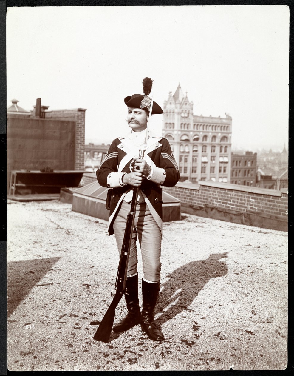 Um, homem, ligado, um, telhado, vestido, em, um, tradicional, uniforme militar, segurando, um, rifle, 1895, (silver, gelatin, print) de Byron Company