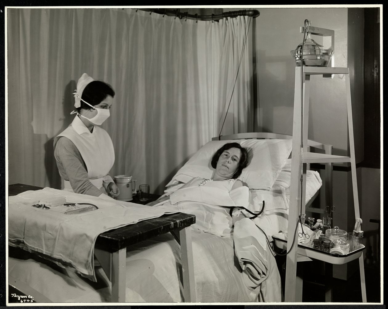 Uma enfermeira mascarada com um paciente em uma sala do Hospital de Clínicas de Sloane, Broadway e 168th Street, Nova York, 1932 (impressão em gelatina de prata) de Byron Company