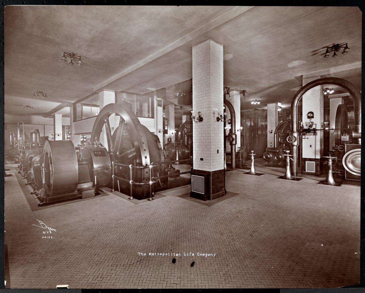 Uma sala de equipamentos mecânicos na Metropolitan Life Insurance Co. na 23rd Street e Madison Avenue, Nova York, 1907 (impressão em gelatina de prata) de Byron Company