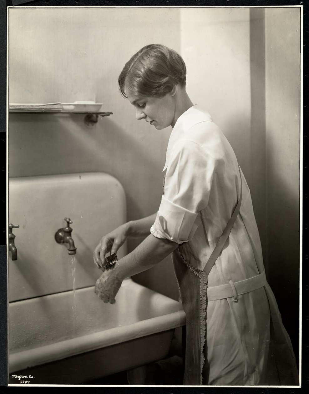 Uma enfermeira lavando as mãos, 1928 (impressão em gelatina de prata) de Byron Company