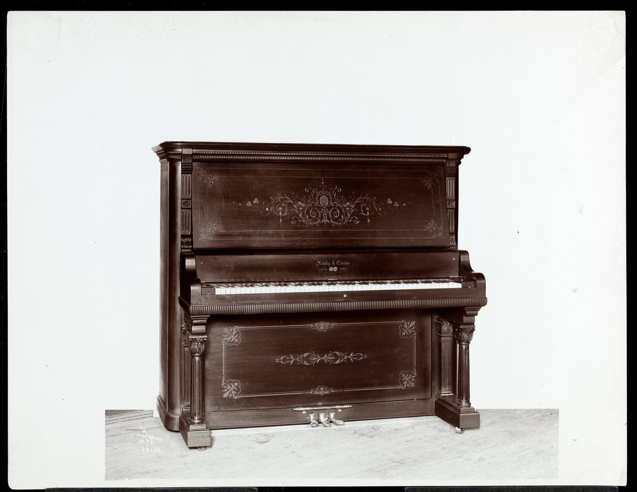 Um piano de Newby und Evans Piano Co., 1907 (impressão em gelatina prateada) de Byron Company