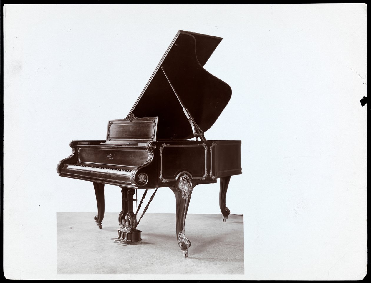 Um piano de Weber und Co., Nova York, entre 1900-20 (impressão em gelatina de prata) de Byron Company