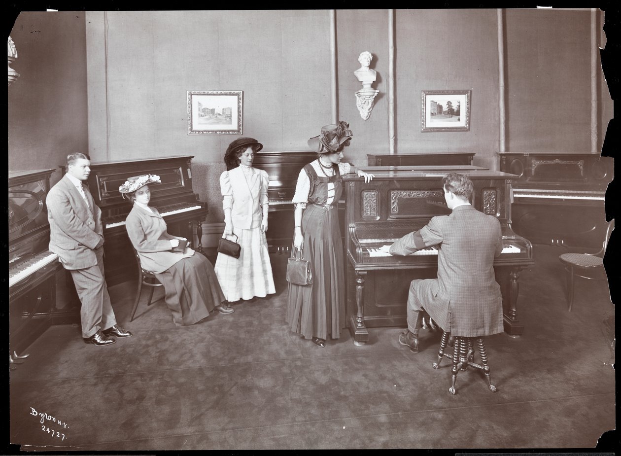 Um showroom de piano, Nova York, 1907 (impressão de gelatina de prata) de Byron Company