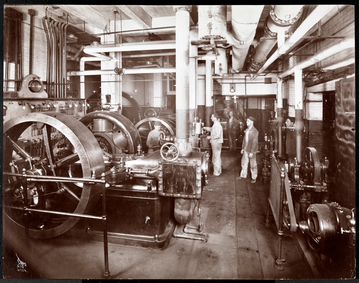 Uma prensa na McCall Publishing Co., Nova York, 1913 (impressão em gelatina de prata) de Byron Company