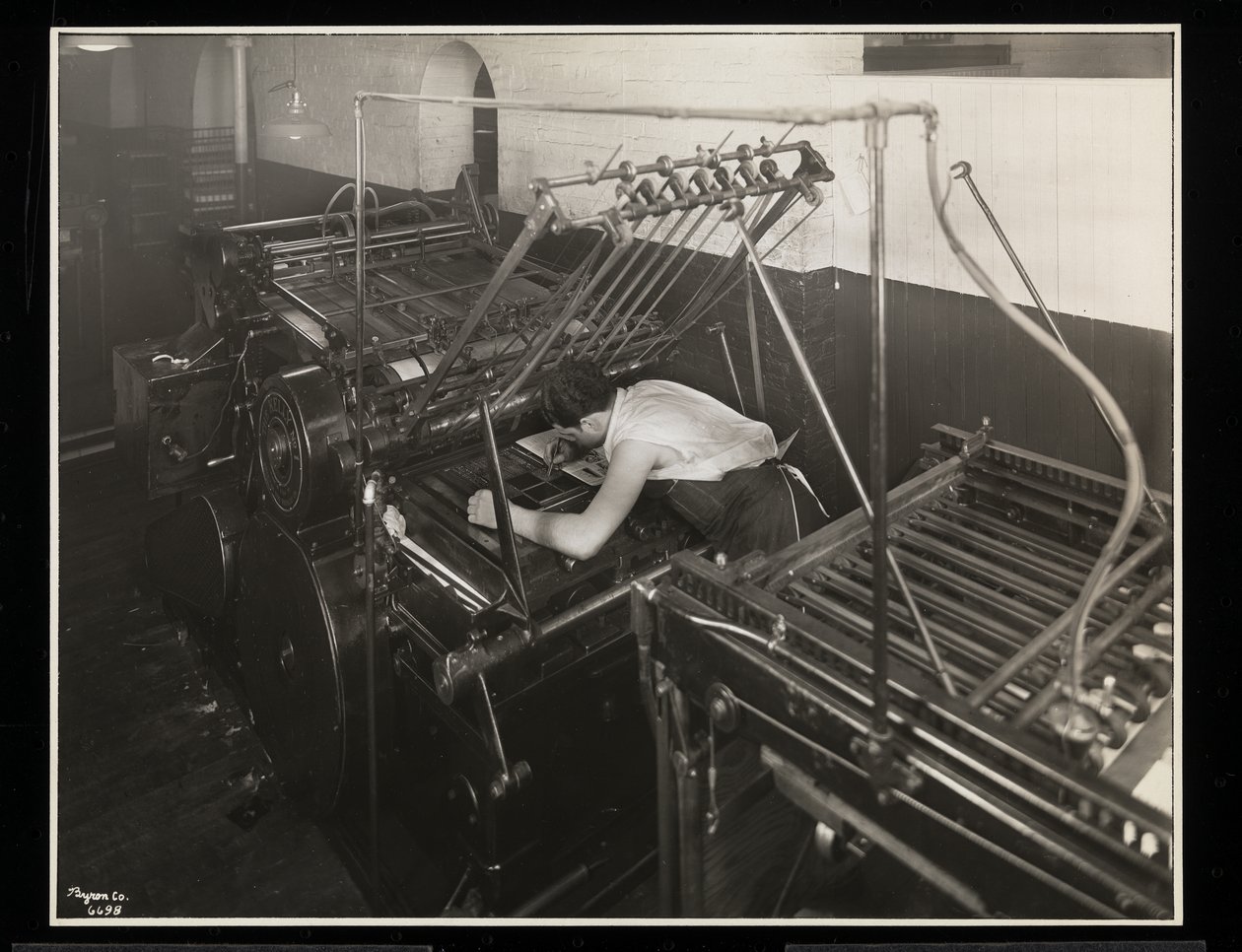 Uma impressora na Unz und Co., 24 Beaver Street, Nova York, 1932 (impressão silvergelatin) de Byron Company