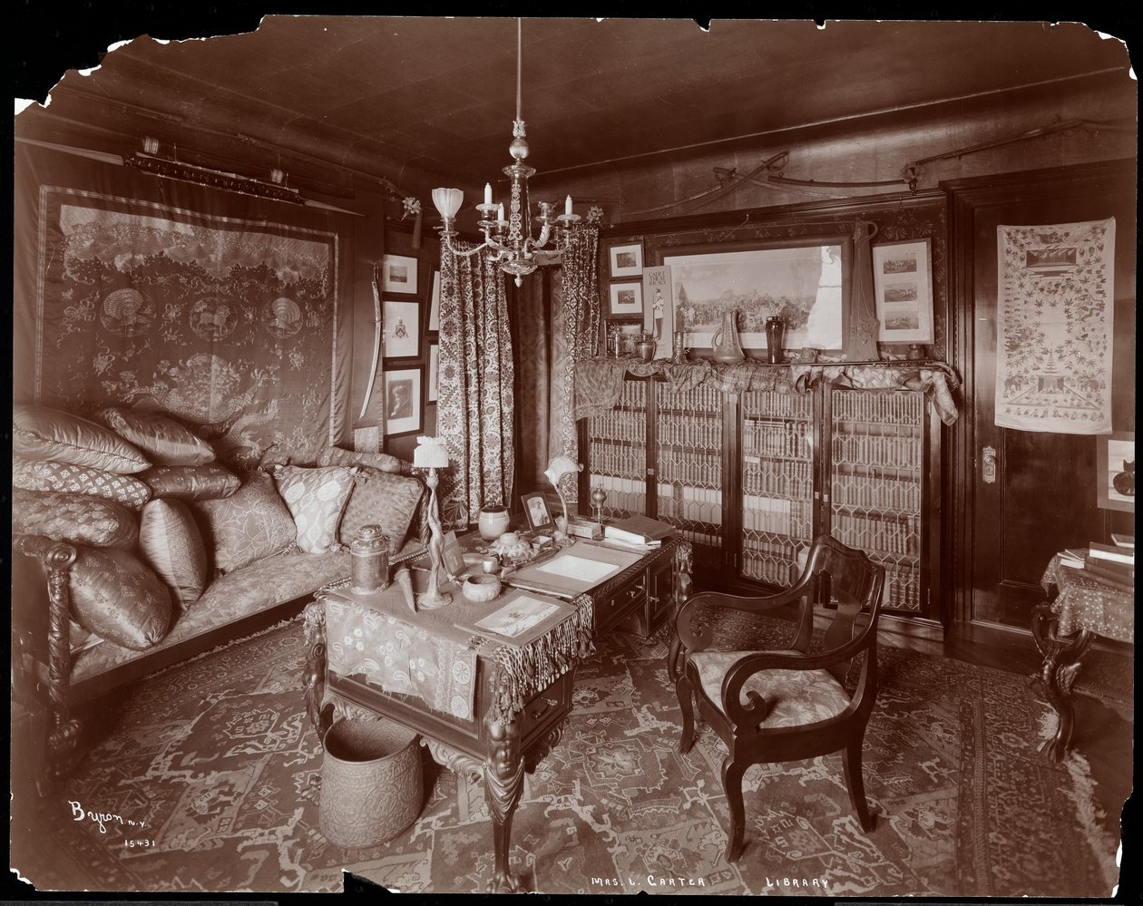 Uma biblioteca particular na residência da Sra. Leslie Carter em Nova York, 1903 (impressão em gelatina de prata) de Byron Company