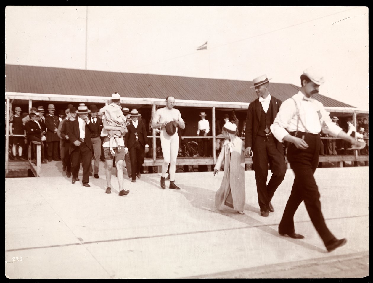 Um pugilista a caminho do ringue em Manhattan Beach, 1895 (impressão em gelatina de prata) de Byron Company