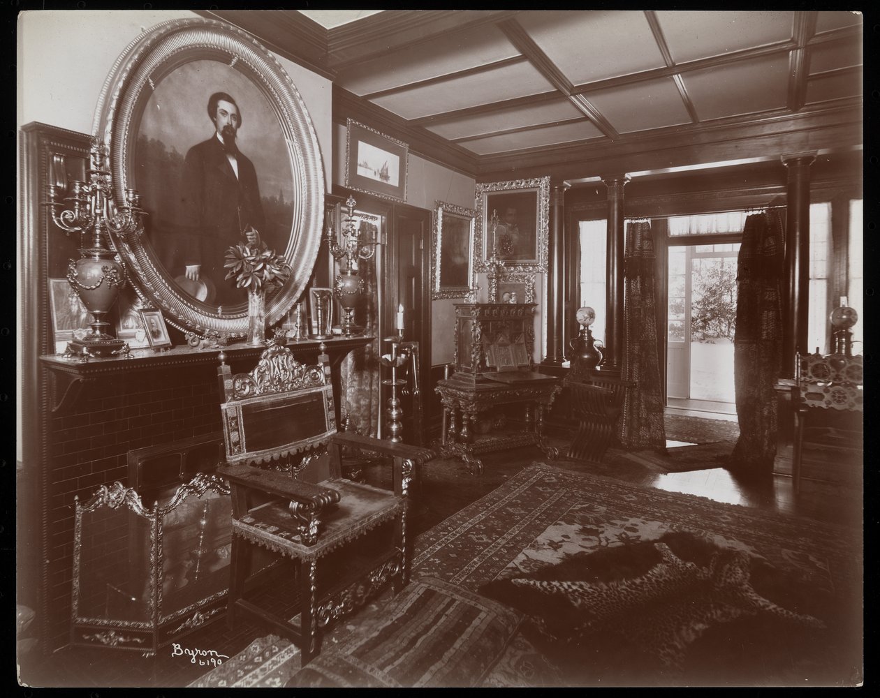 Um quarto na residência Westmoreland Davis em Tuxedo Park, Nova York, 1899 (impressão em gelatina de prata) de Byron Company