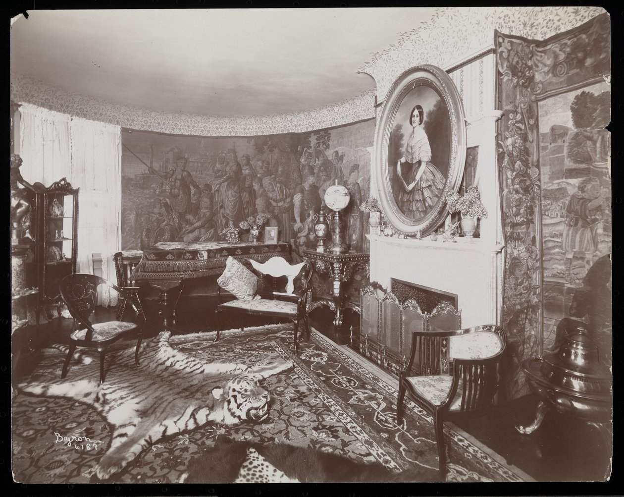 Um quarto na residência Westmoreland Davis em Tuxedo Park, Nova York, 1899 (impressão em gelatina de prata) de Byron Company