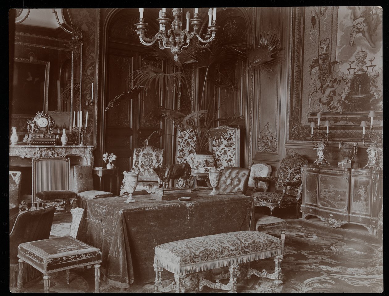 Um quarto na residência da Condessa De Ganay, Paris, c.1900 (impressão em gelatina de prata) de Byron Company