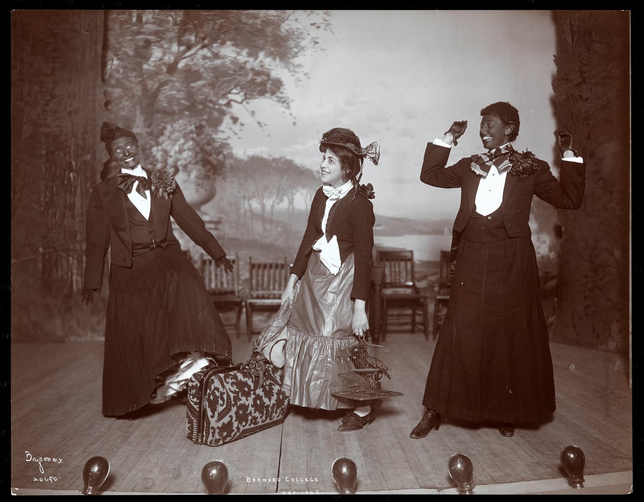 Uma cena de The Junior Show, uma produção amadora apresentada por underclassmen em Barnard College, Nova York, 1905 (impressão de gelatina de prata) de Byron Company