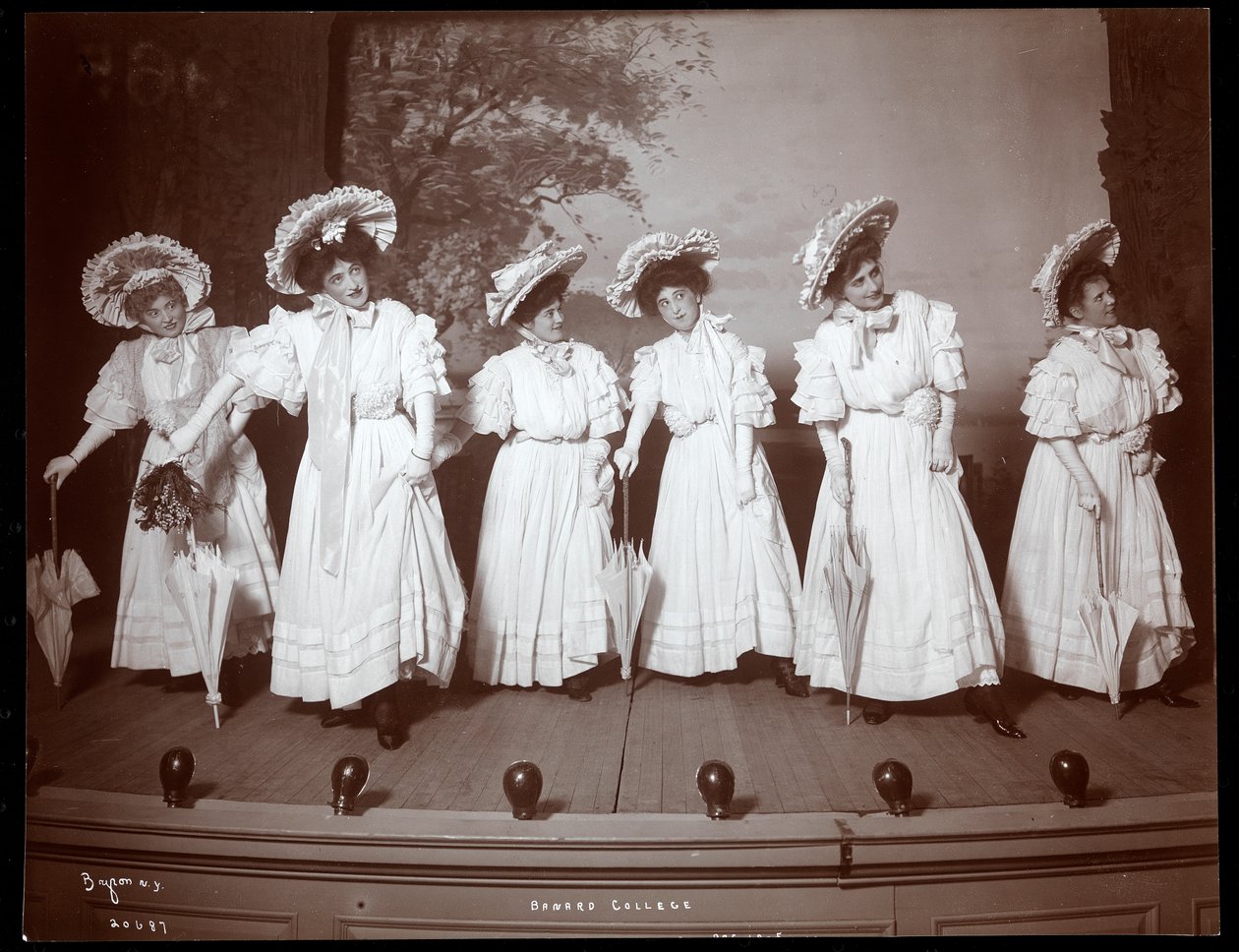 Uma cena de The Junior Show, uma produção amadora apresentada por underclassmen no Barnard College, Nova York c.1905 (impressão de gelatina de prata) de Byron Company