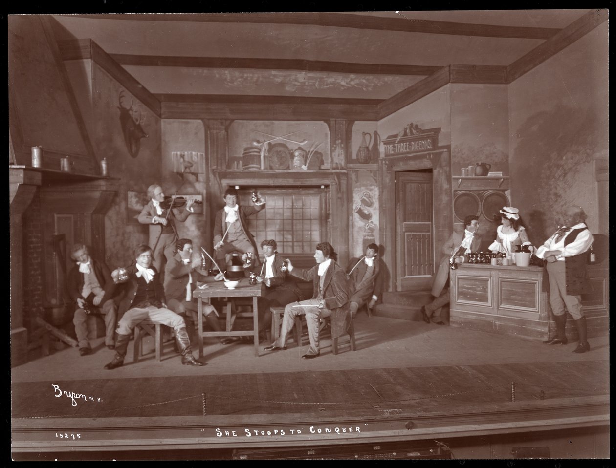 Uma cena de uma produção amadora de She Stoops to Conquer (estampa de gelatina prateada) de Byron Company