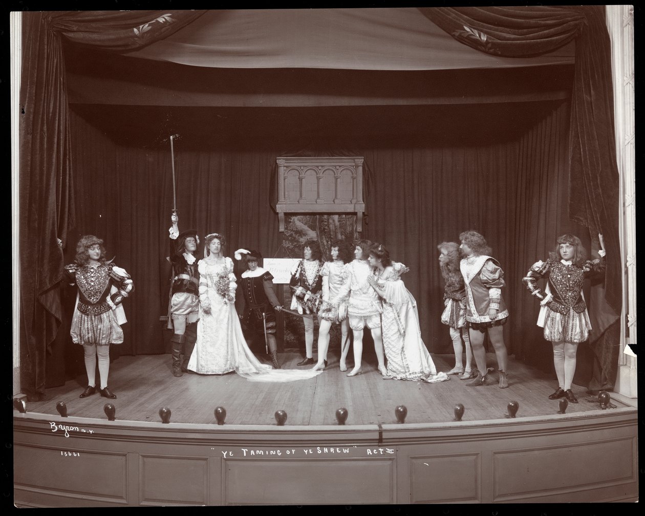 Uma cena de uma produção amadora de The Taming of the Shrew apresentada no Barnard College, em Nova York (impressão em gelatina de prata) de Byron Company
