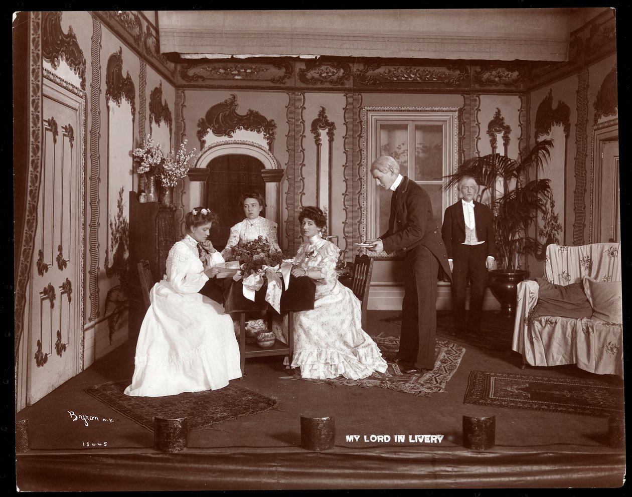 Uma cena de uma produção amadora de uma peça intitulada My Lord in Livery (impressão em gelatina de prata) de Byron Company