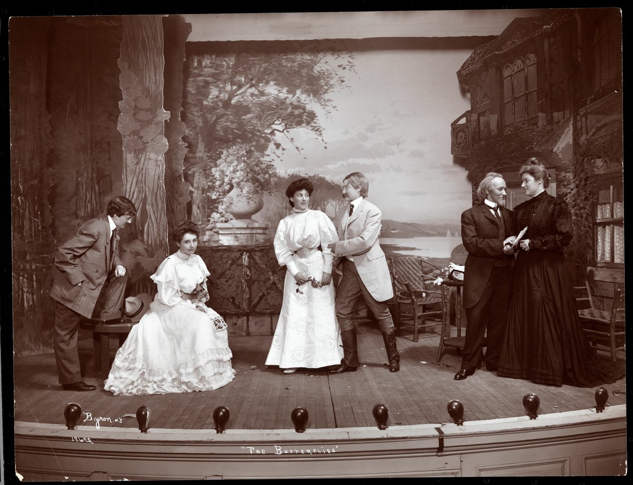 Uma cena de uma produção amadora de uma peça intitulada The Butterflies apresentada no Barnard College, em Nova York (impressão em gelatina de prata) de Byron Company