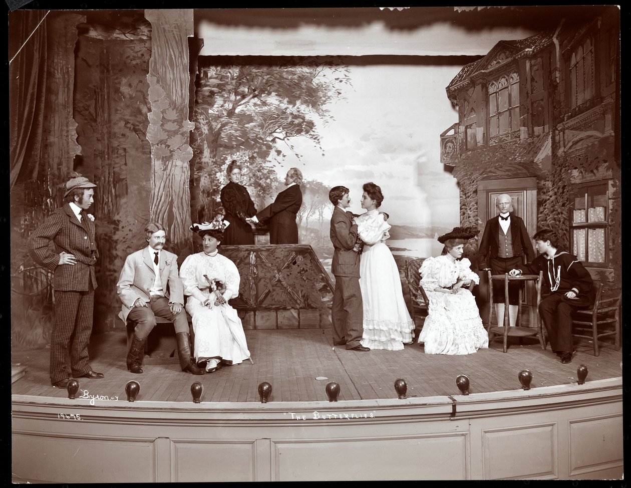 Uma cena de uma produção amadora de uma peça intitulada The Butterflies apresentada no Barnard College, em Nova York (impressão em gelatina de prata) de Byron Company