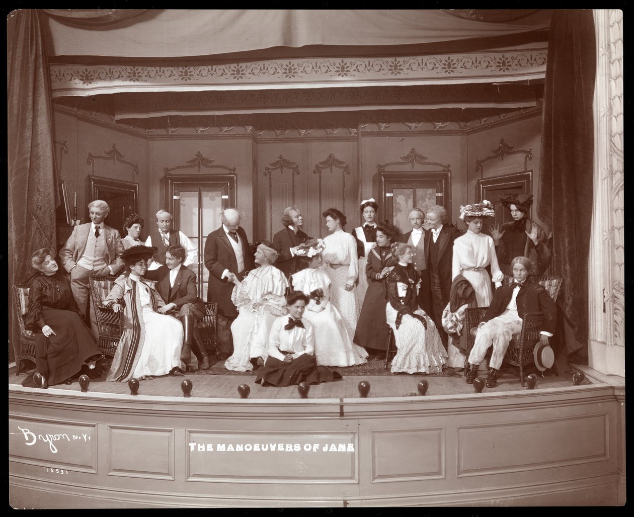 Uma cena de uma produção amadora de uma peça intitulada The Manoeuvers of Jane, apresentada em Barnard College, Nova York (impressão em gelatina de prata) de Byron Company