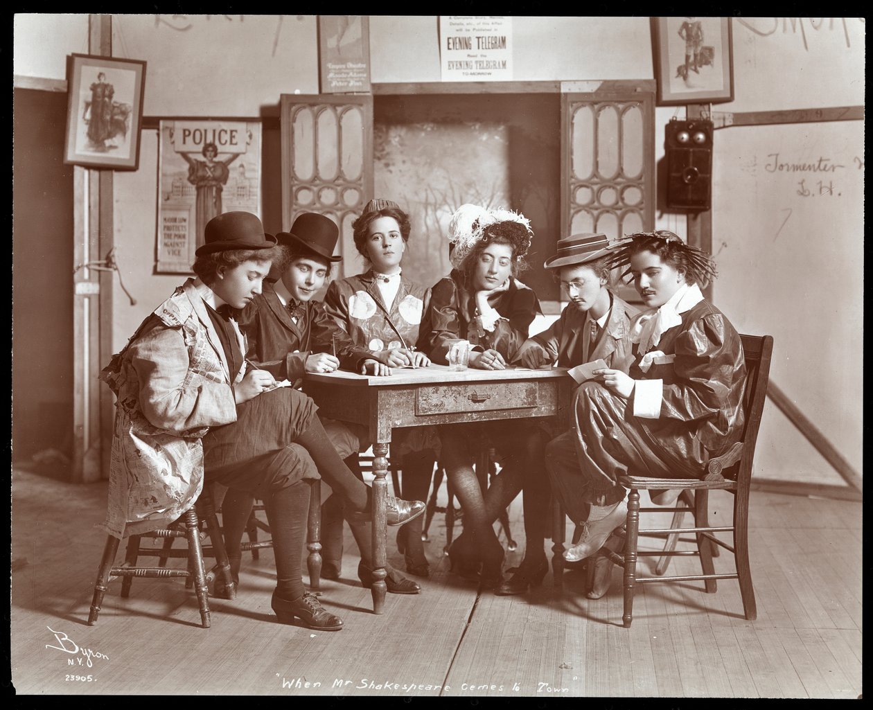 Uma cena de uma produção amadora de uma peça intitulada When Shakespeare Comes to Town, apresentada em Barnard College, Nova York (impressão em gelatina de prata) de Byron Company