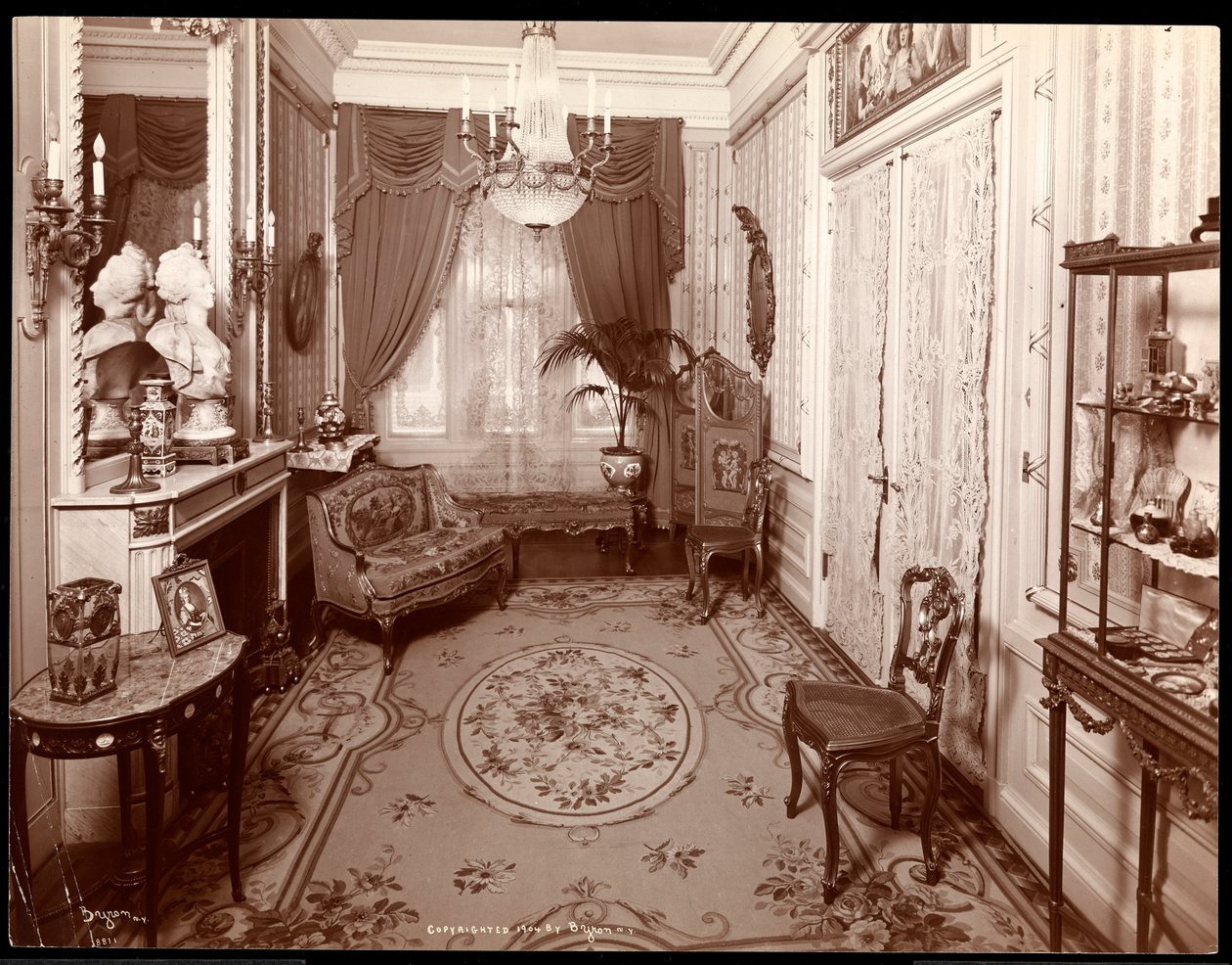 Uma pequena sala na residência da Sra. Leslie Carter em Nova York, 1904 (impressão em gelatina de prata) de Byron Company